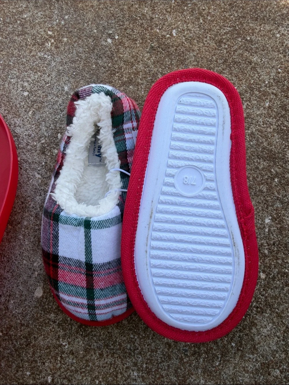 Kinnly Kids Plaid Fleece-Lined Slippers - Red/Green/White. Size 7/8 NWT